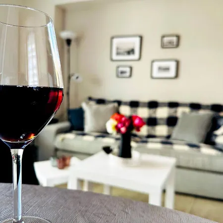 Cozy Snuggle- 2min To Beach, 6min Walk To Old Town Apartment *